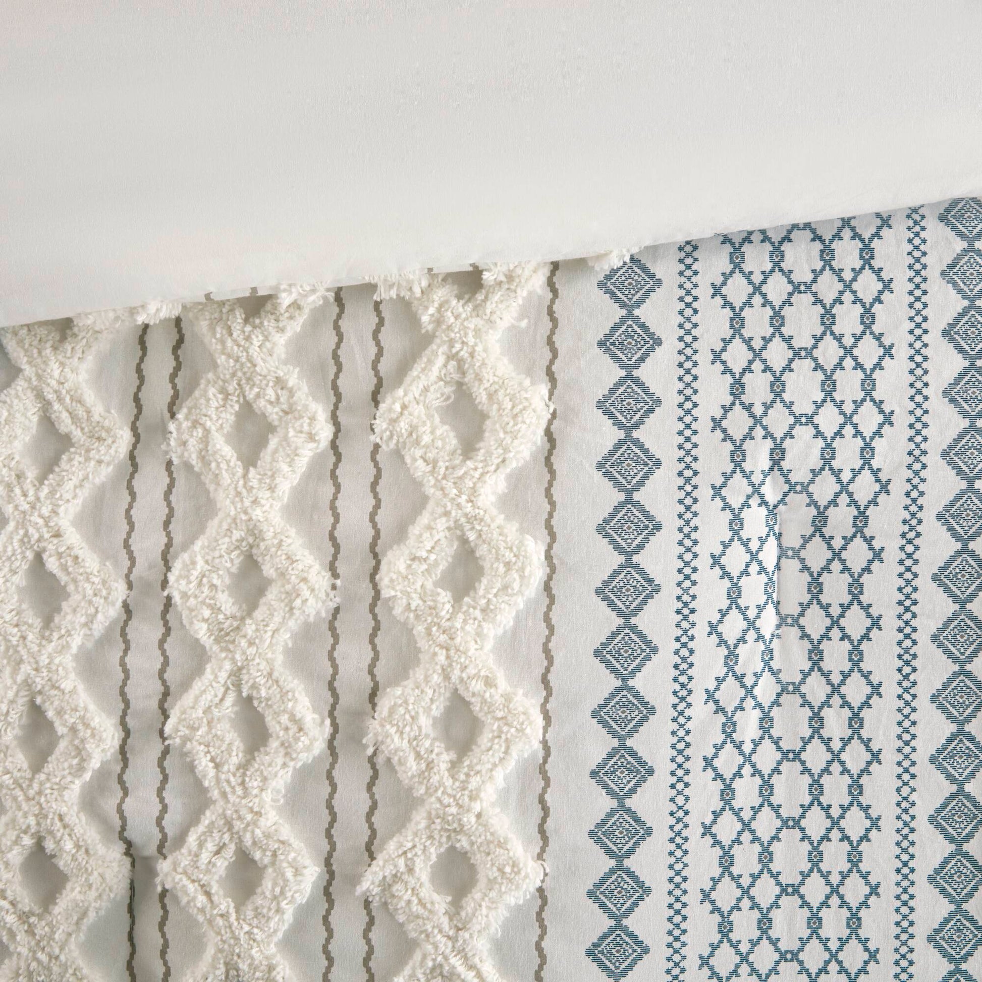 Cotton Printed Comforter Set With Chenille White Navy King Cal King King White Navy Cotton