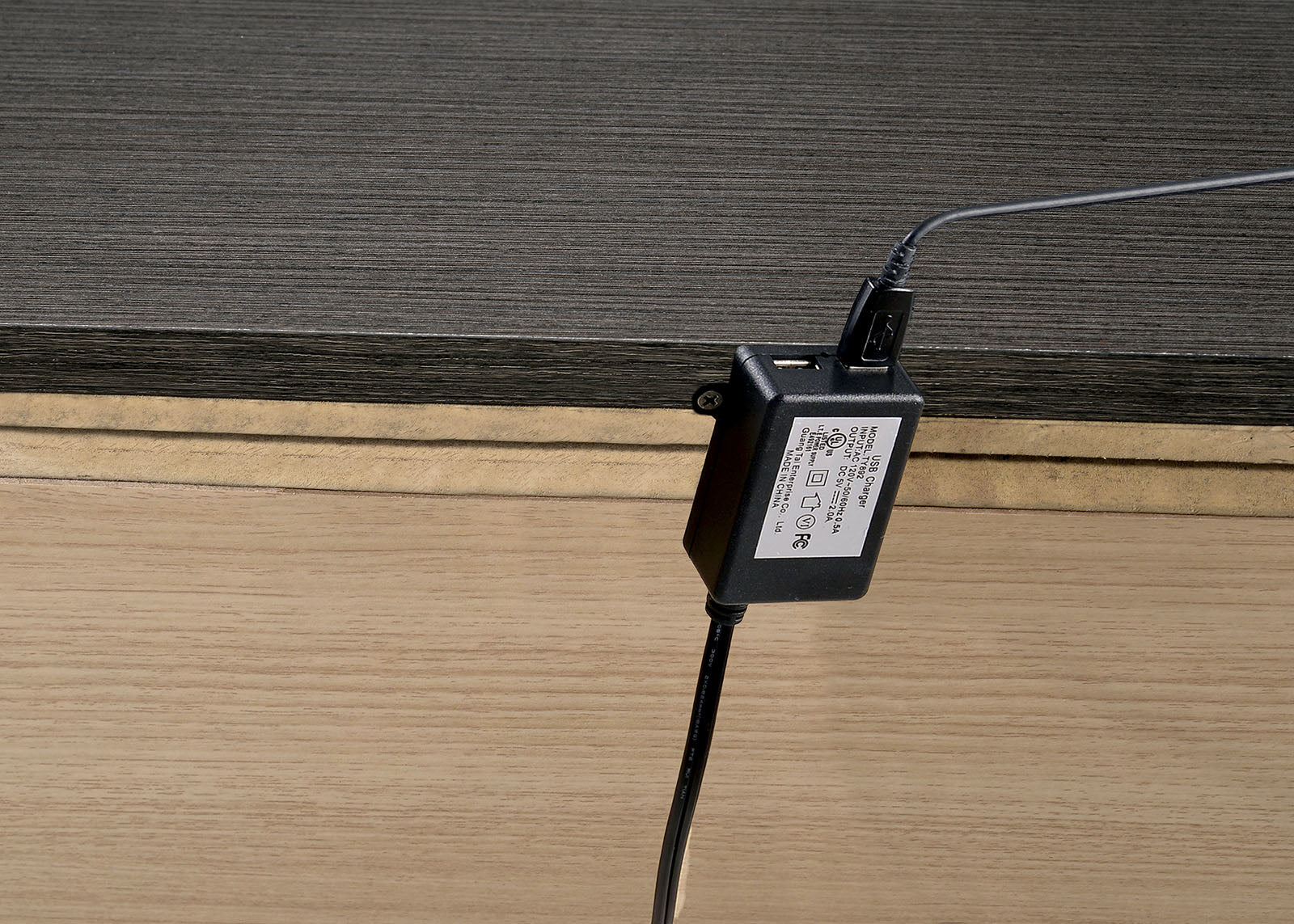 1X Nightstand Solid Wood Warm Gray Sleek Modern Lines Chrome Trim Insert Contemporary Bedroom Furniture Warm Grey Gray 3 Drawers Bedroom Bedside Cabinet Contemporary Rubberwood Usb Port Solid Wood