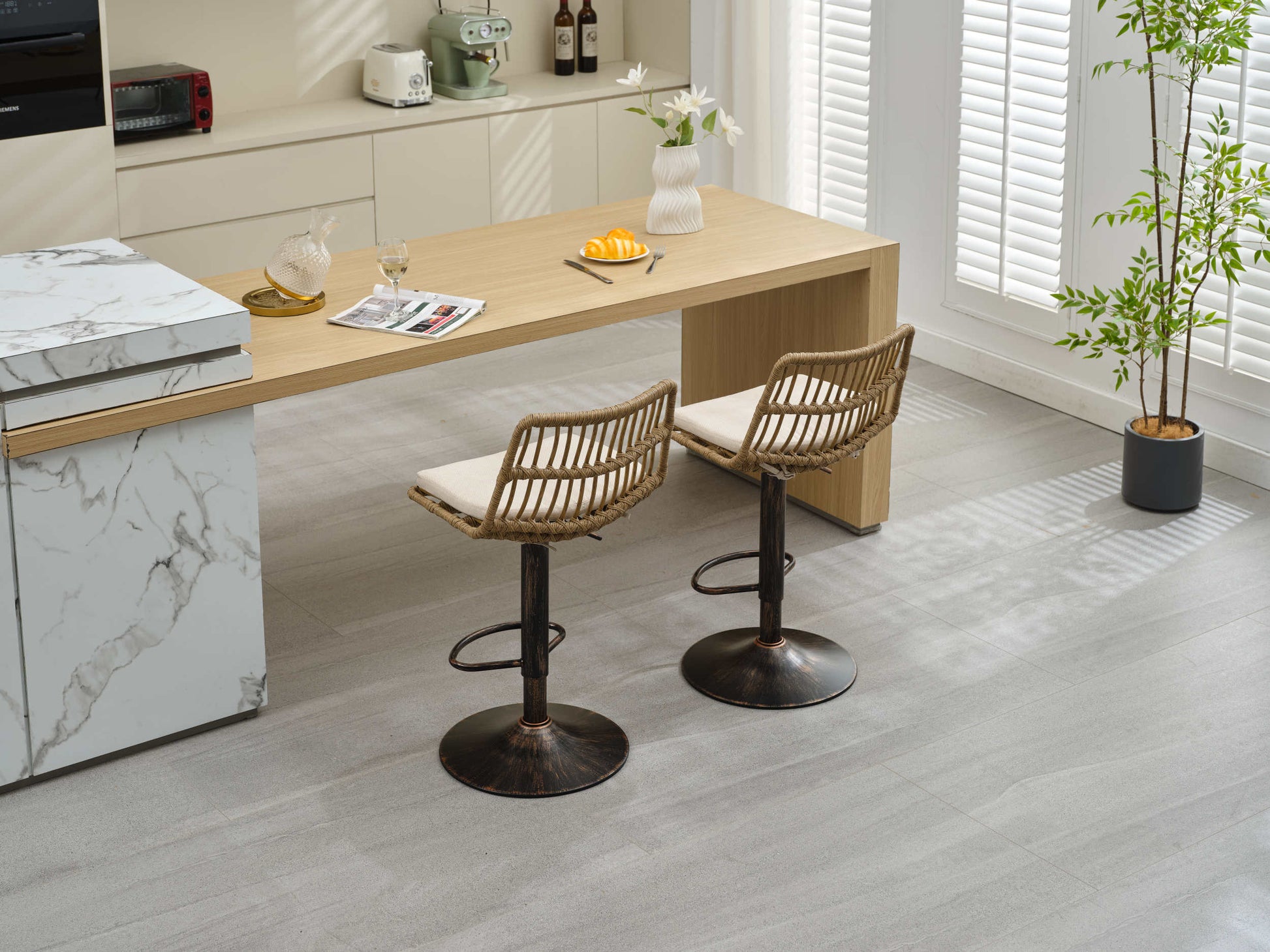 Set Of 2 Rattan Bar Stool, 360 Swivel Bar Chair, Counter Height Chair With Footrest For Kitchen, Dining Room Beige Wicker