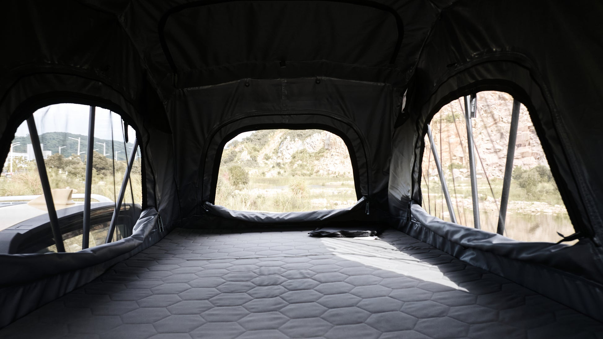 Ilander Lite Cruiser Roof Top Tent 140Cm, Entry Level Overland Aluminium Fold Out Style Car Roof Tent For Sedan Van Suv Truck Camping Waterproof,Windproof ,Sturdy Black Fabric Metal