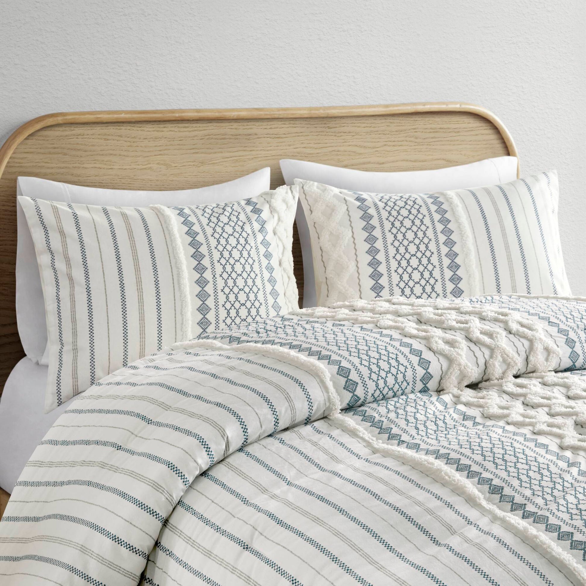 Cotton Printed Comforter Set With Chenille White Navy King Cal King King White Navy Cotton