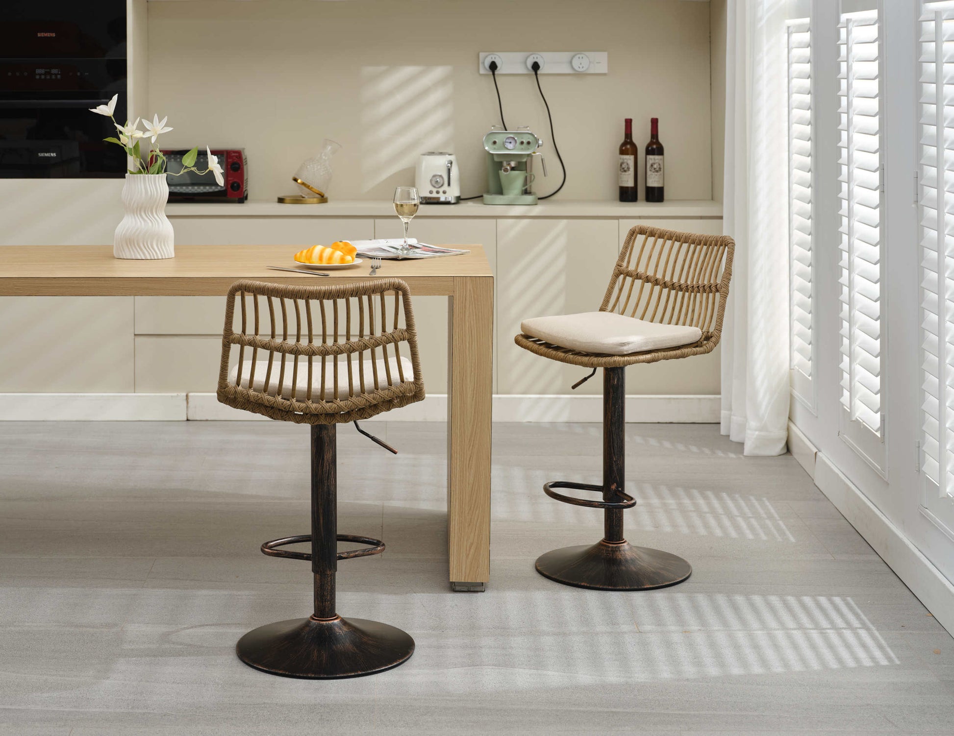 Set Of 2 Rattan Bar Stool, 360 Swivel Bar Chair, Counter Height Chair With Footrest For Kitchen, Dining Room Beige Wicker