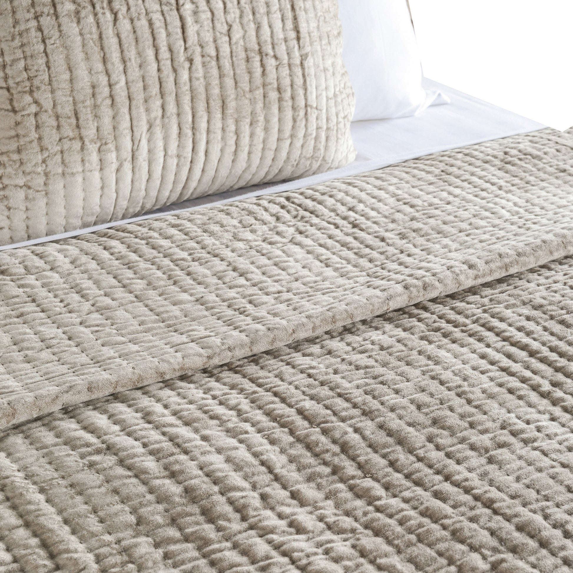 Lipa 92 X 96 Hand Stitched Queen Quilt With Polyfill And Velvet, Beige Queen Beige Velvet