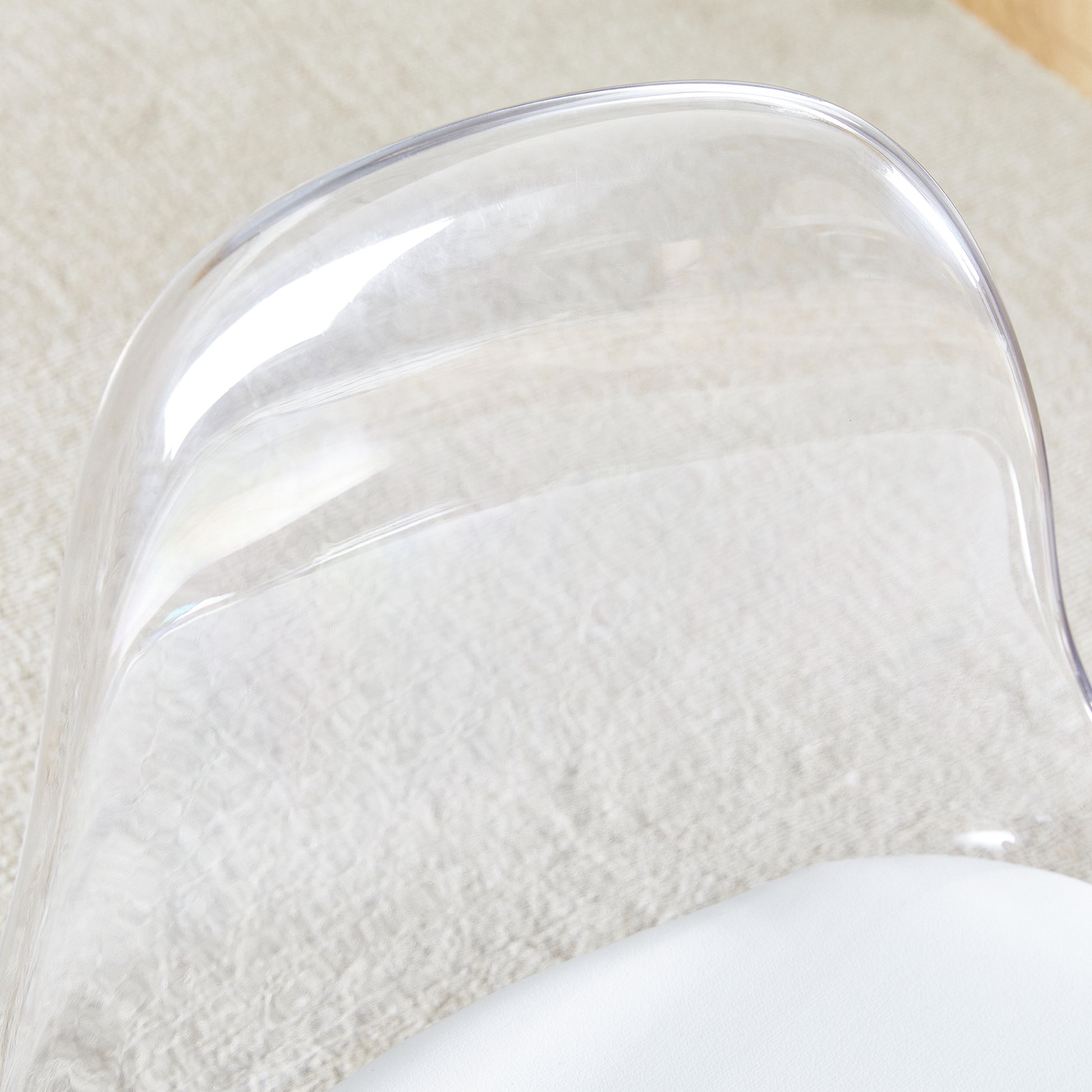 The Small And Cute White Chair With Silky Pulleys Can Move Freely, Which Is Suitable For Use In Various Scenes, And Is A Good Choice For Fashion Style. White Pet