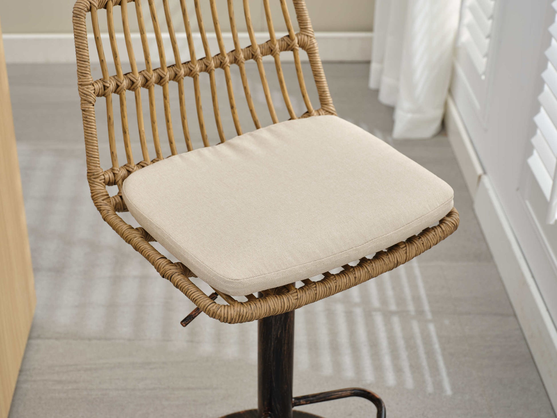 Set Of 2 Rattan Bar Stool, 360 Swivel Bar Chair, Counter Height Chair With Footrest For Kitchen, Dining Room Beige Wicker