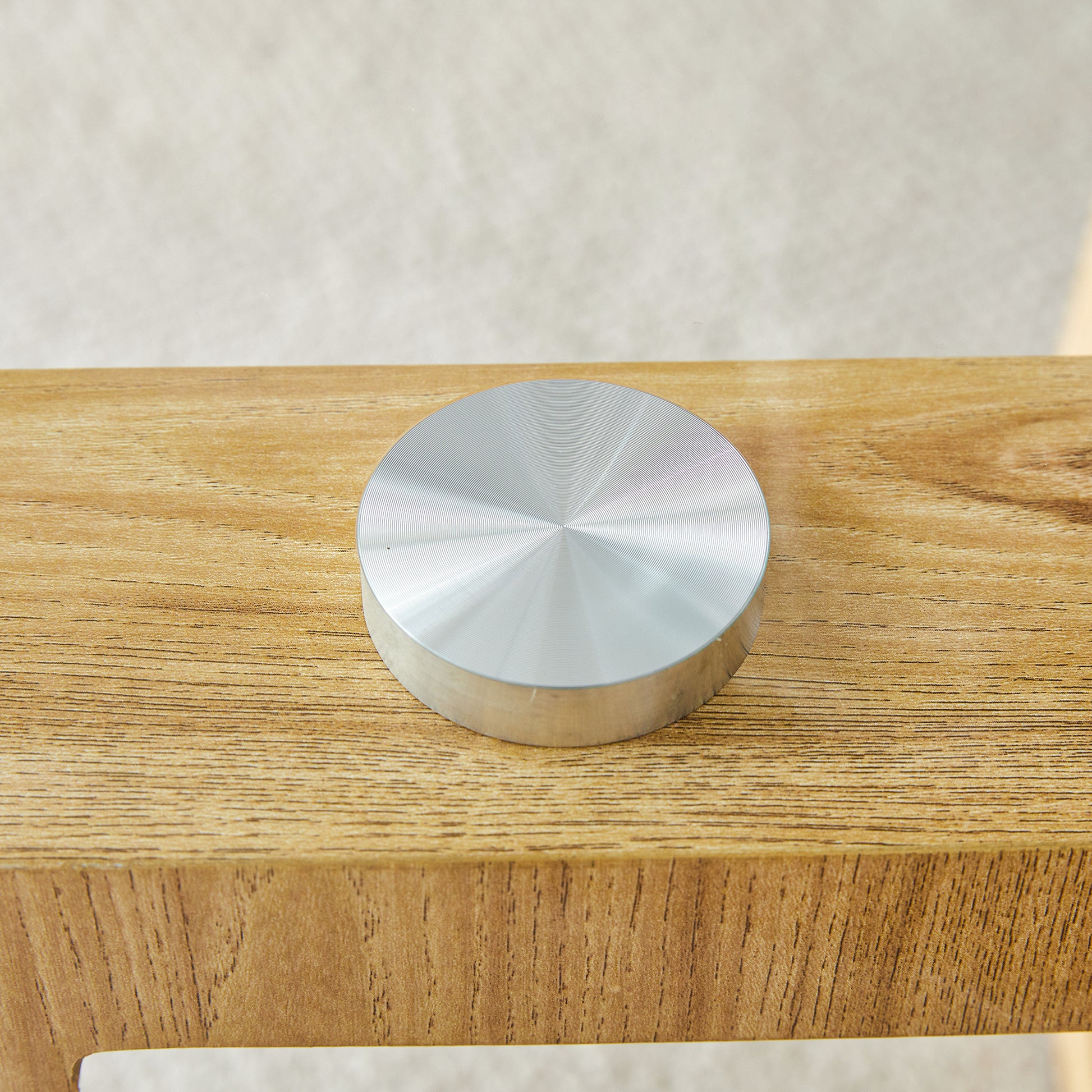 Modern Practical Circular Coffee Tables. Made Of Transparent Tempered Glass Tabletop And Wood Colored Mdf Material. Suitable For Living Rooms And Bedrooms.31.5"*31.5"*17.7" Transparent Glass