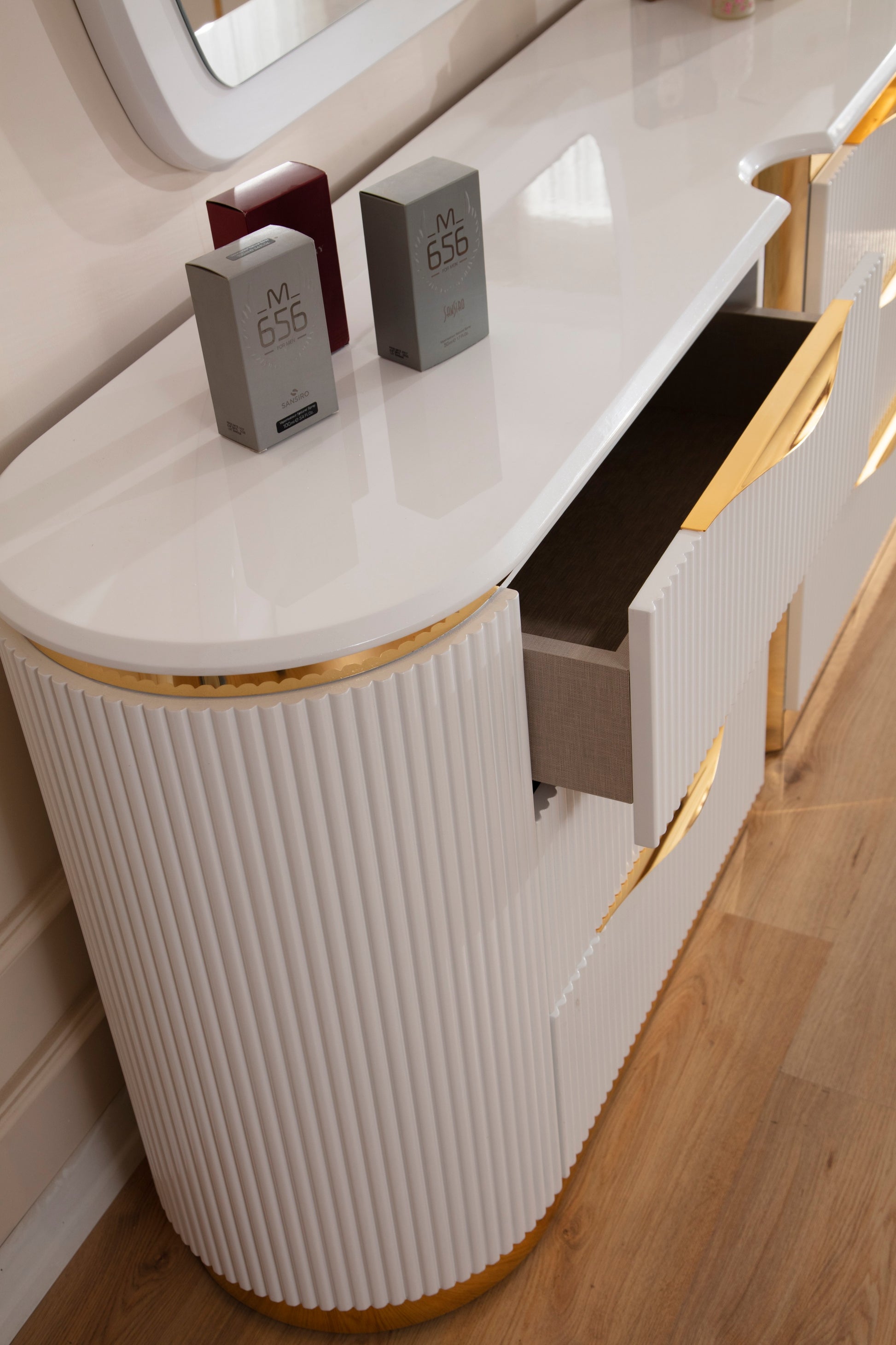 Laura Gold Detailed Upholstery Queen 6 Pc Made With Wood In White Box Spring Not Required Queen White Wood 6 Piece Set Bedroom Bed Included,Chest Included,Dresser Included,Mirror Included,Nightstand Included Contemporary,Modern Solid Wood Mdf Tufted Wood