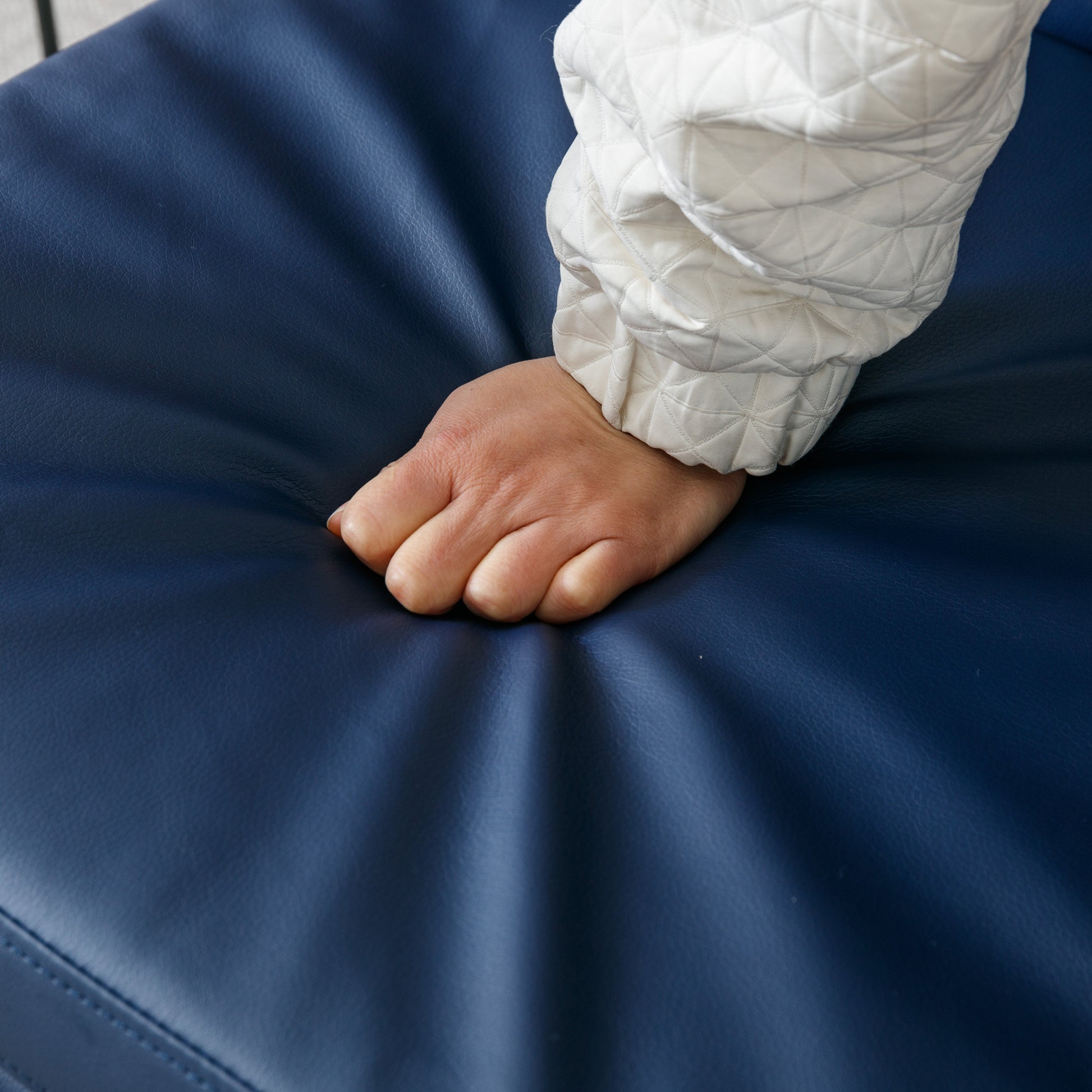 Mid Century Single Armchair Sofa Accent Chair Retro Modern Solid Wood Armrest Accent Chair, Fabric Upholstered Wooden Lounge Chair Navy Navy Pu