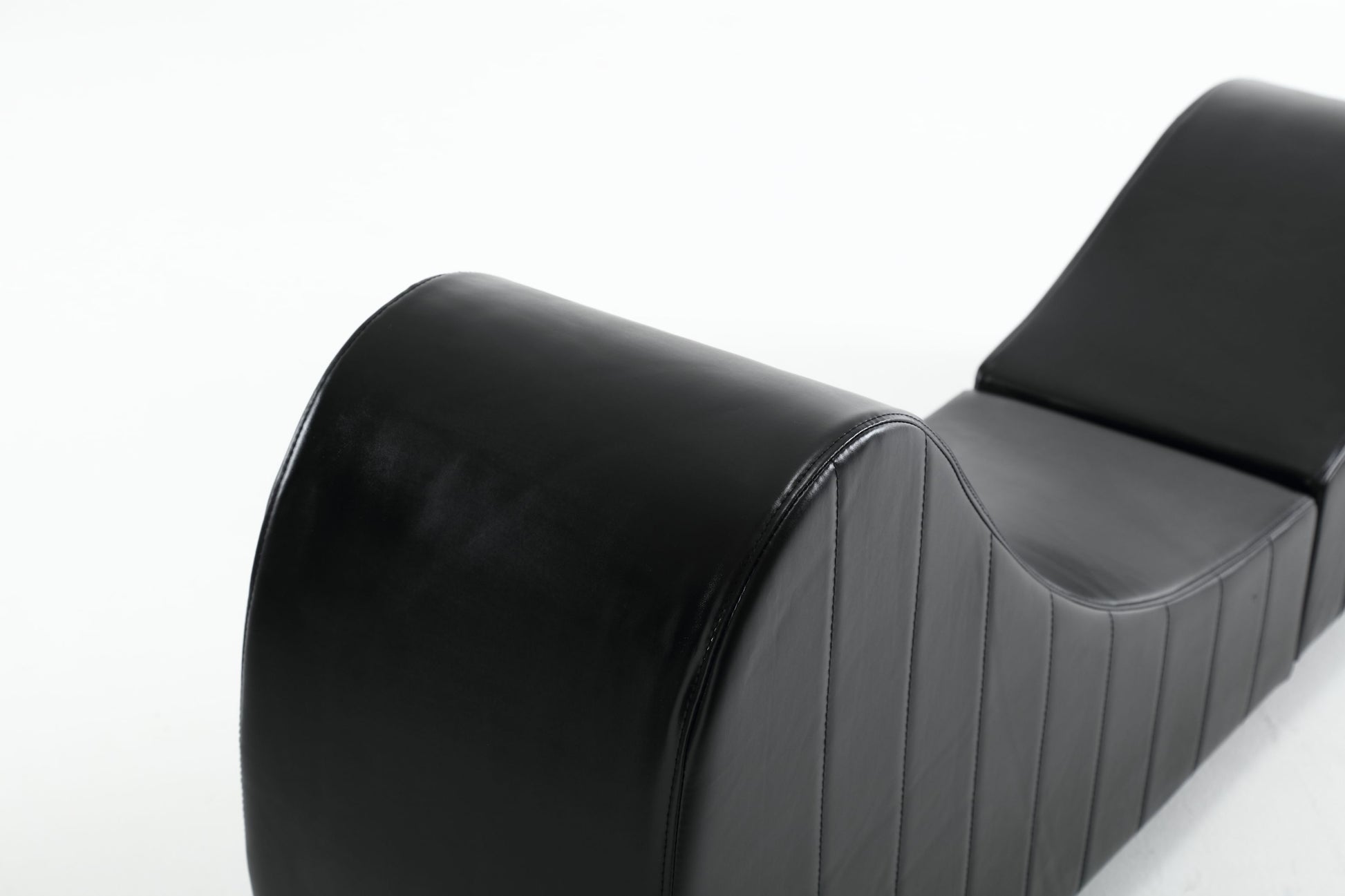 Factory Direct Yoga Chaise Lounge Collection For Stretching & Relaxation Modern Faux Leather Curved Sofa, Modern Faux Leather Curved Sofa, Living Room Bedroom Accent Black American Design Plywood Pvc