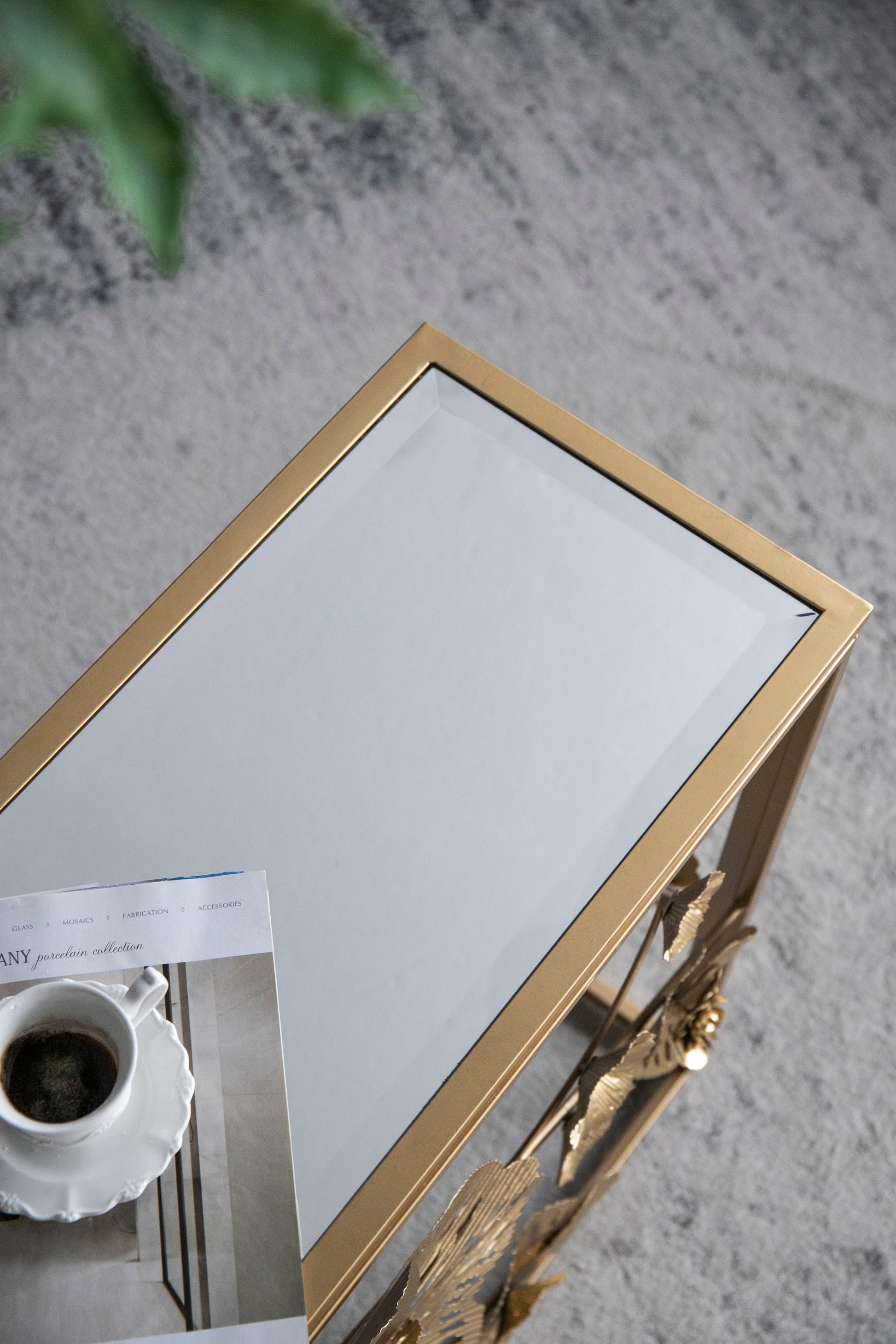 39.5" X 12" X 30.5" Gold Console Table With Mirrored Glass Top, Modern Entryway Table For Living Room Foyer Entryway Gold Iron