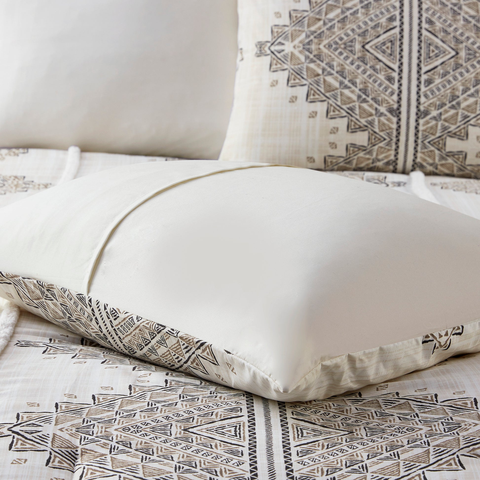 4 Piece Printed Comforter Set With Throw Pillow Black Ivory King Cal King King Black Ivory Polyester