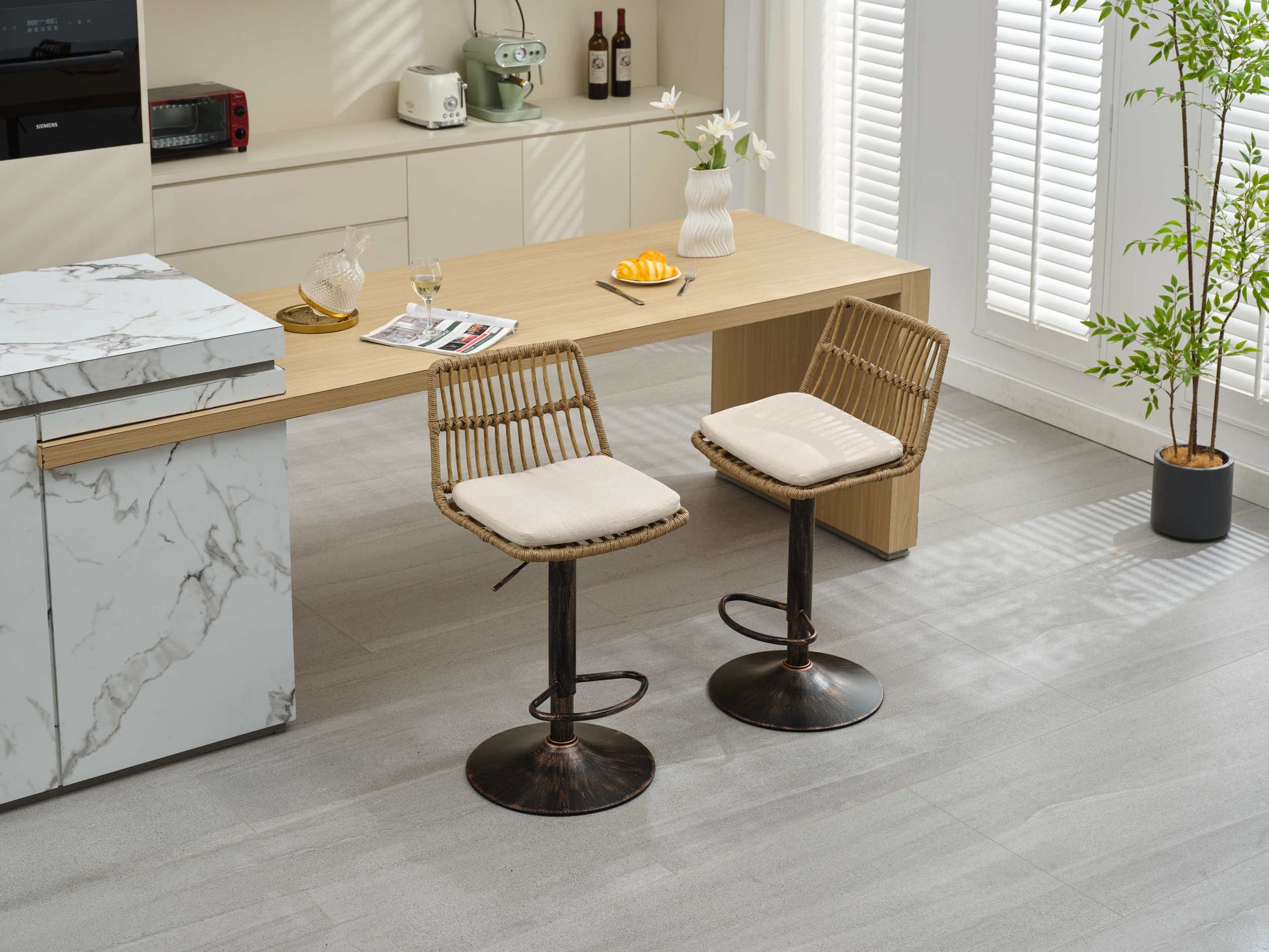 Set Of 2 Rattan Bar Stool, 360 Swivel Bar Chair, Counter Height Chair With Footrest For Kitchen, Dining Room Beige Wicker