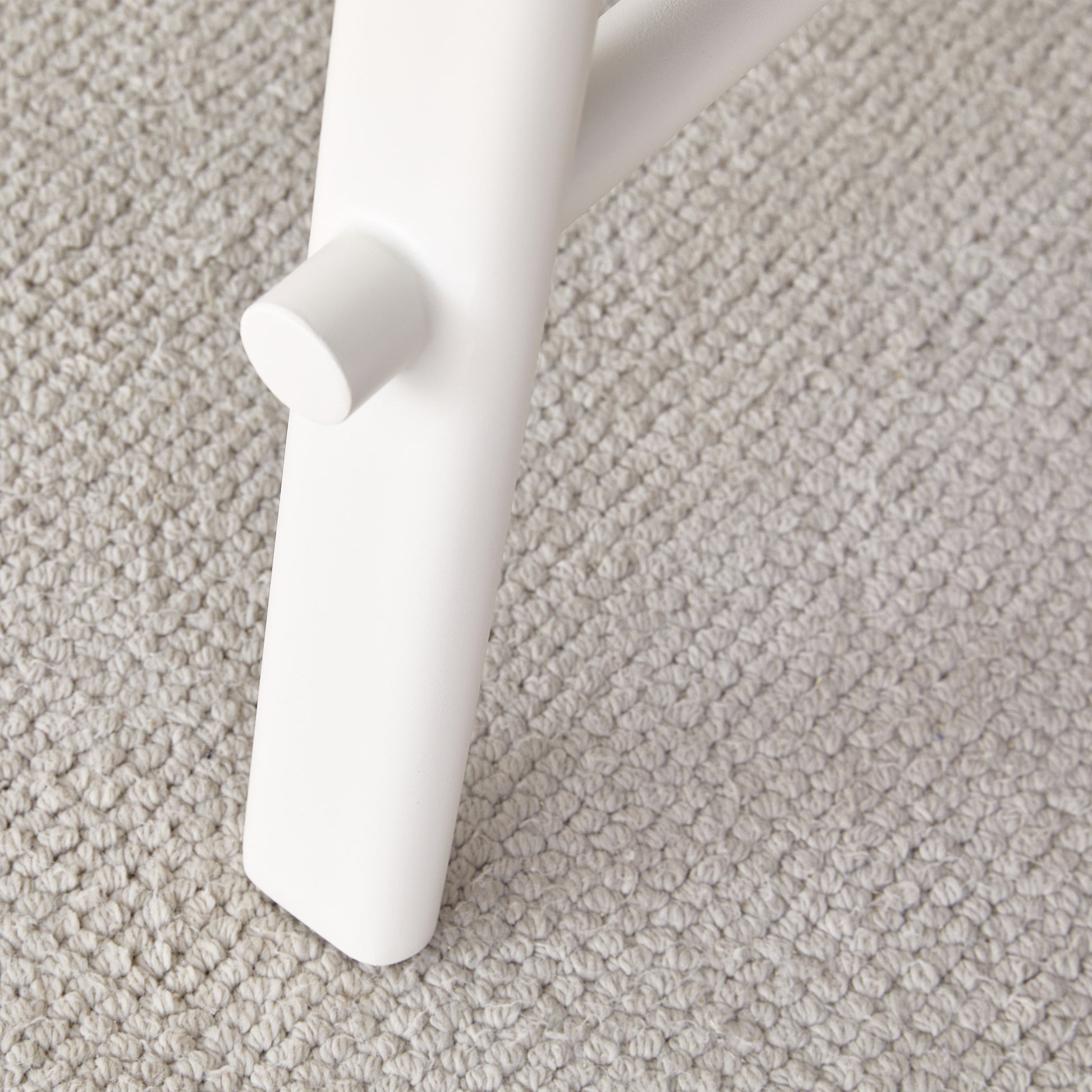 A Modern And Minimalist Circular Dining Table With A 42 Inch Diameter Wood Colorer Patterned Tabletop And White Metal Legs. Suitable For Restaurants, Living Rooms, And Conference Rooms. Brown White Mdf Metal