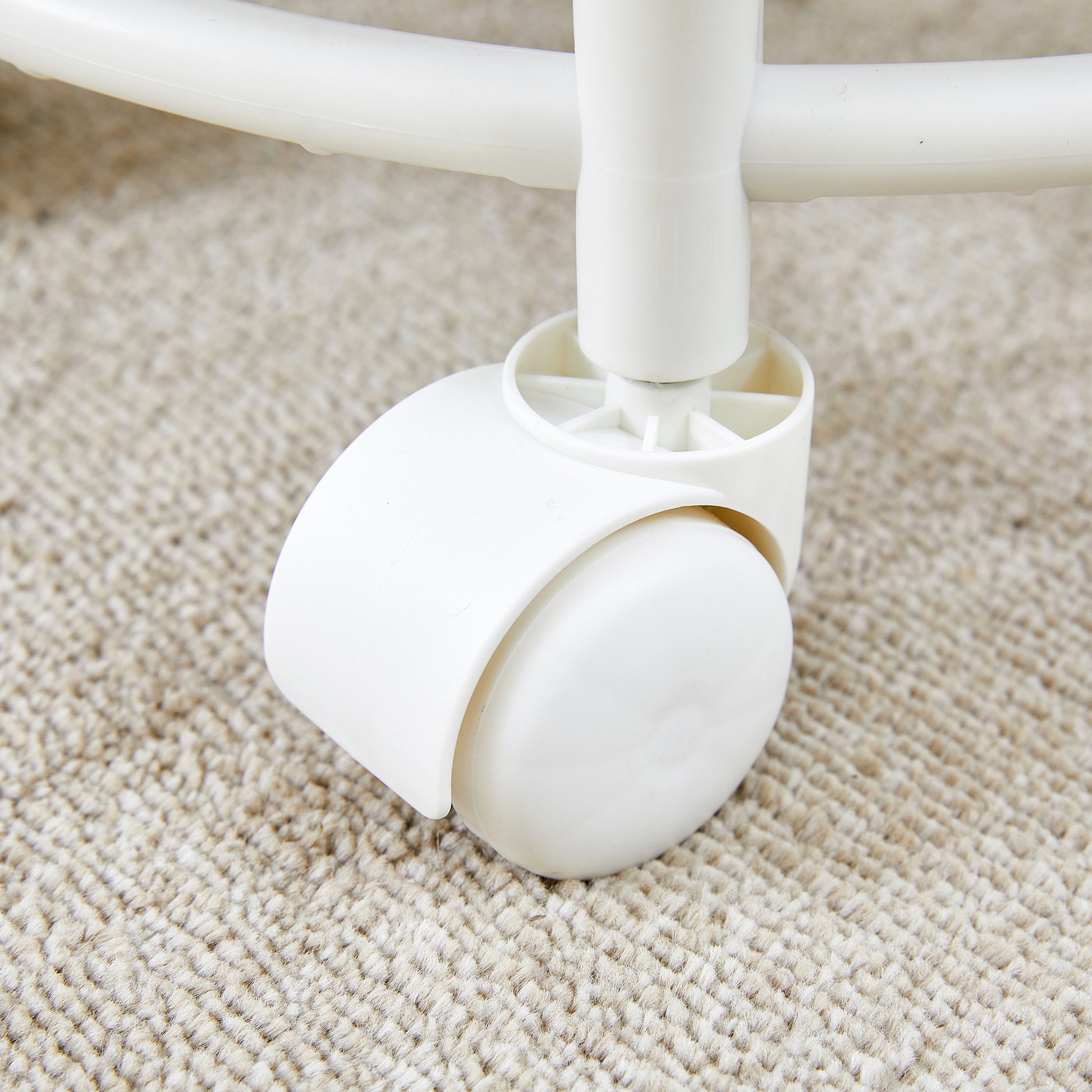 The Small And Cute White Chair With Silky Pulleys Can Move Freely, Which Is Suitable For Use In Various Scenes, And Is A Good Choice For Fashion Style. White Pet